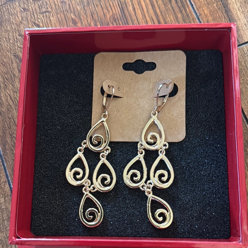 Elegant Gold Swirl Drop Earrings